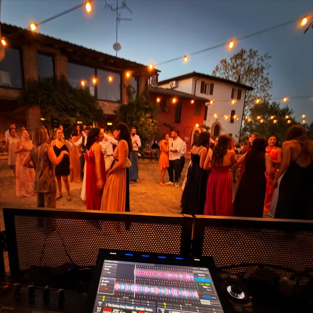 Un matrimonio Satch and Sounds: ospiti in festa sotto le luci, con la postazione musicale in primo piano